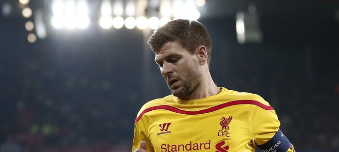 Steven Gerrard smutní po inkasovaném gólu od Basileje