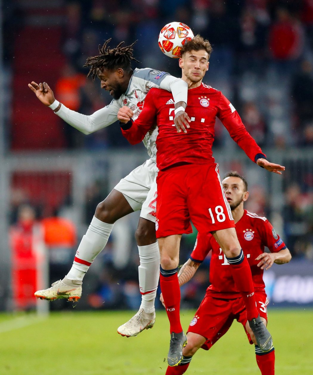 Divock Origi (vlevo) v souboji se záložníkem Bayernu Leonem Goretzkou