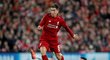 Liverpoolský Roberto Firmino přechází přes Thiaga Alcantaru z Bayernu Mnichov