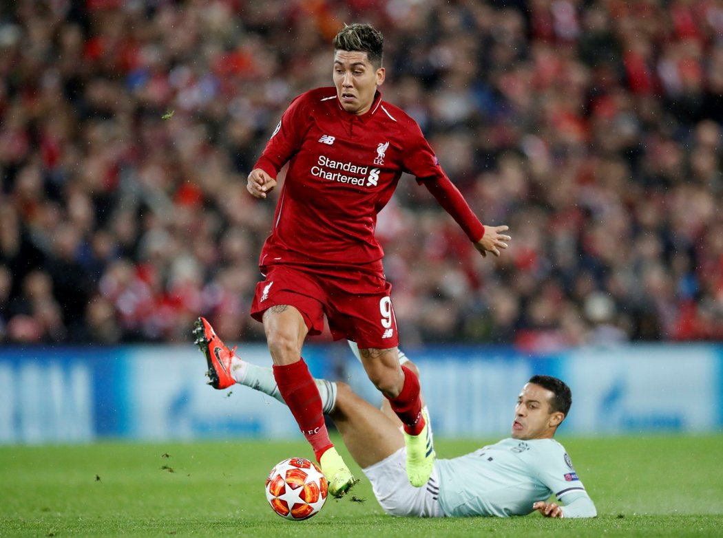 Liverpoolský Roberto Firmino přechází přes Thiaga Alcantaru z Bayernu Mnichov