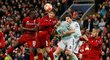 Liverpoolský Roberto Firmino se dostal první k centrovanému míči
