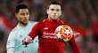 Serge Gnabry z Bayernu se snaží dohnat liverpoolského Adrewa Robertsona