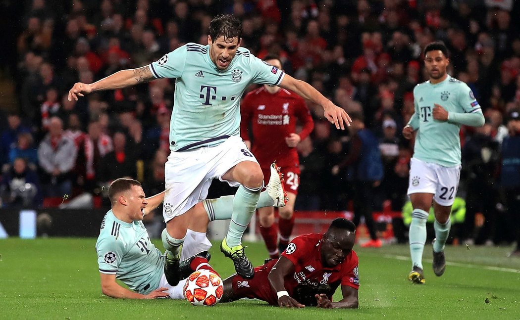 Javi Martínez z Bayernu Mnichov přebírá míč po souboji svého spoluhráče Joshuy Kimmicha a Sadia Maného z Liverpoolu