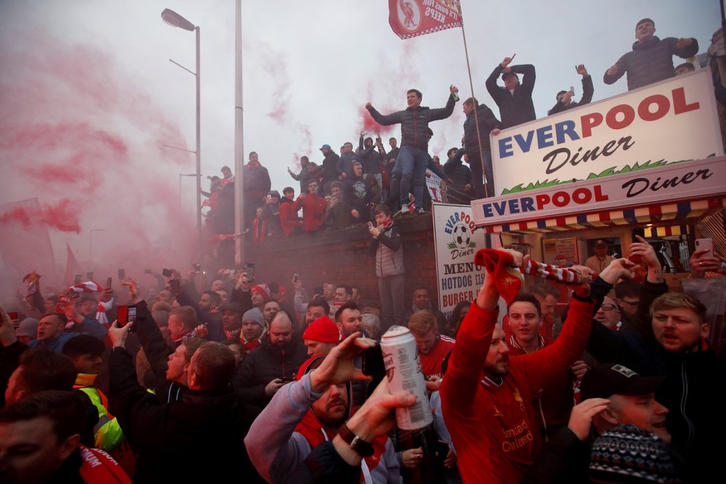 Fanoušci Liverpoolu uspořádali City velmi bouřlivé přivítání na stadionu