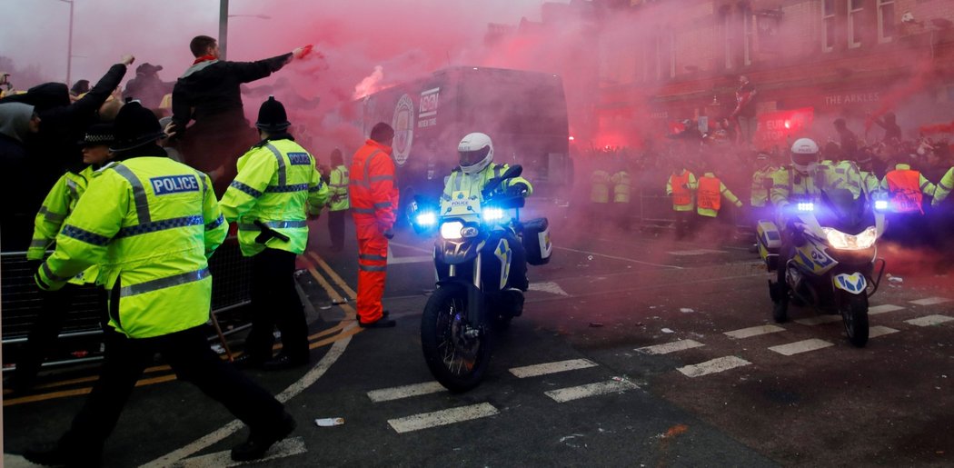 Fanoušci Liverpoolu uspořádali City velmi bouřlivé přivítání na stadionu