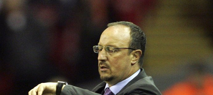 Liverpoolský kouč Rafael Benitez zatím zůstává.
