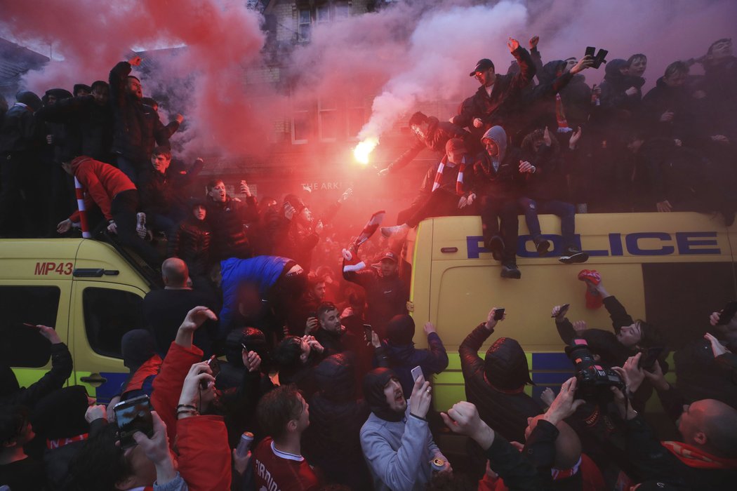 Fanoušci Liverpoolu a Říma se před zápasem zapojili do násilných střetů