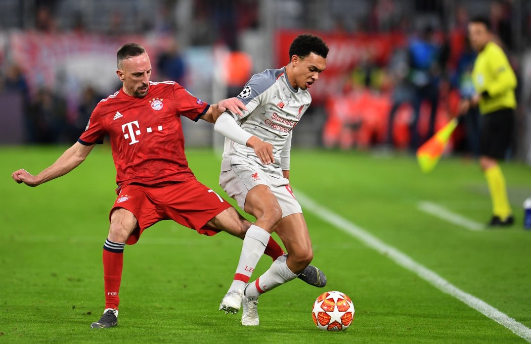 Franck Ribéry (vlevo) dotírá na obránce Liverpoolu Trenta Alexandera-Arnolda