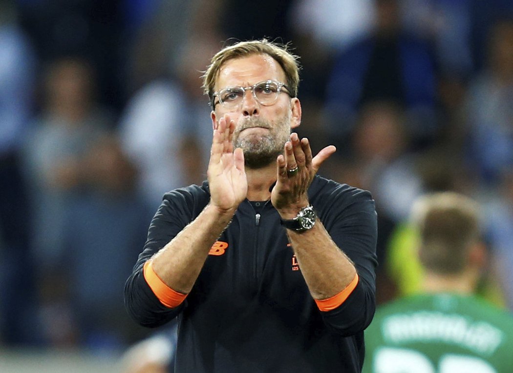 Jürgen Klopp aplauduje svému týmu za výhru nad Hoffenheimem