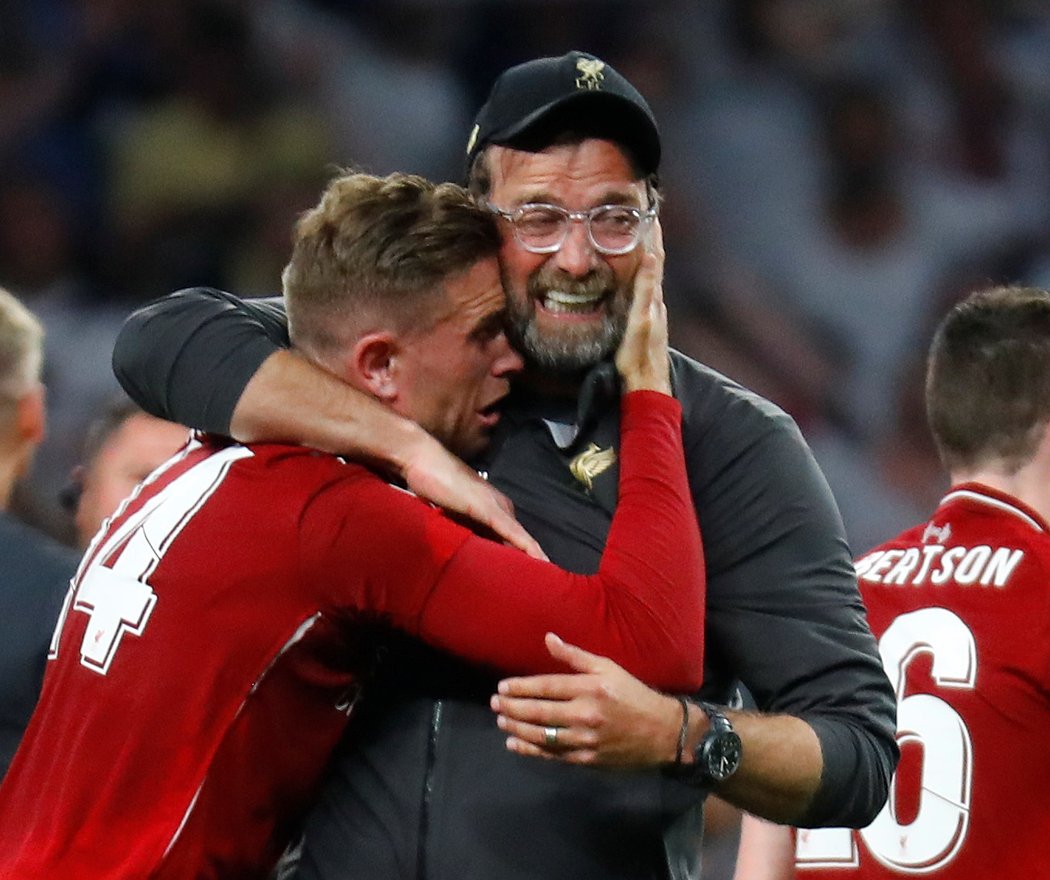 Kapitán vítězného Liverpoolu Jordan Henderson s koučem Jürgenem Kloppem