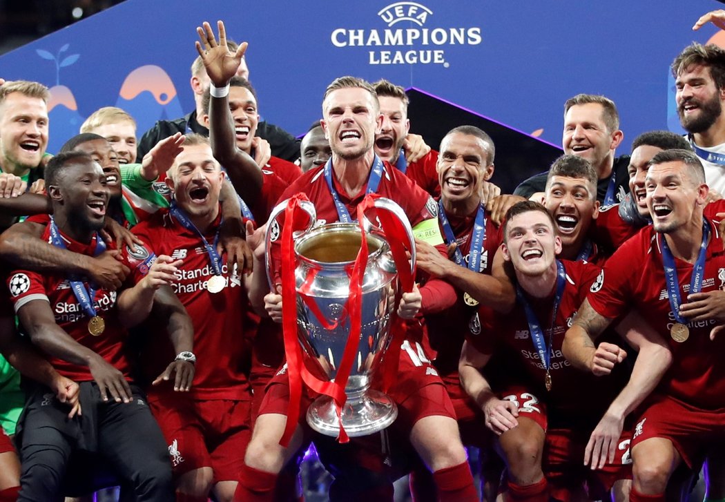 Kapitán Liverpoolu Jordan Henderson zvedá nad hlavu trofej pro vítěze Ligy mistrů