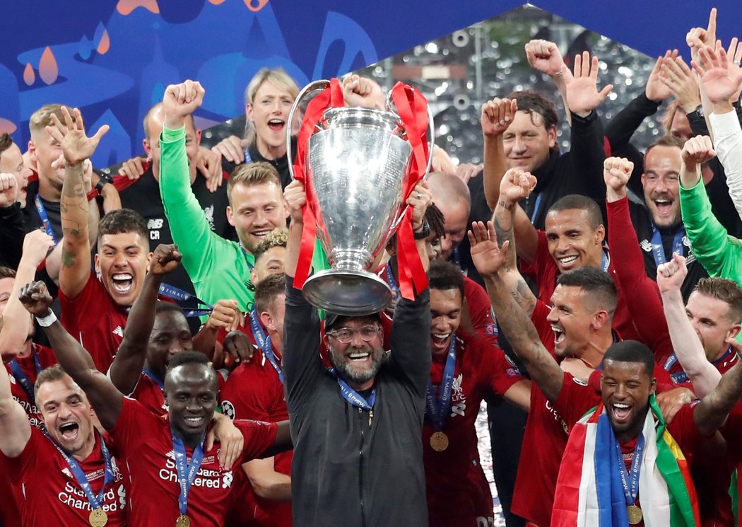 Ušatou trofej poprvé v úspěšné kariéře zvedl také německý kouč Jürgen Klopp