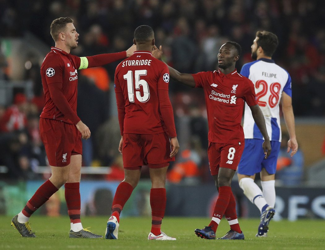 Naby Keita and Jordan Henderson slaví výhru Liverpool