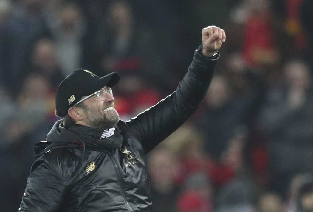 Šťastný kouč Liverpoolu Jürgen Klopp po utkání s Neapolí