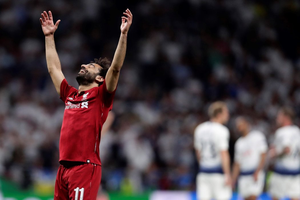 Střelec vítězné branky finále Ligy mistrů Mohamed Salah si užívá chvíle po konci utkání