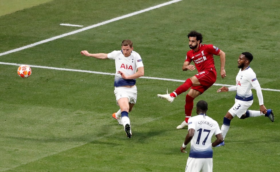 Hvězda Liverpoolu Mohamed Salah se ve finále Ligy mistrů tlačí do zakončení