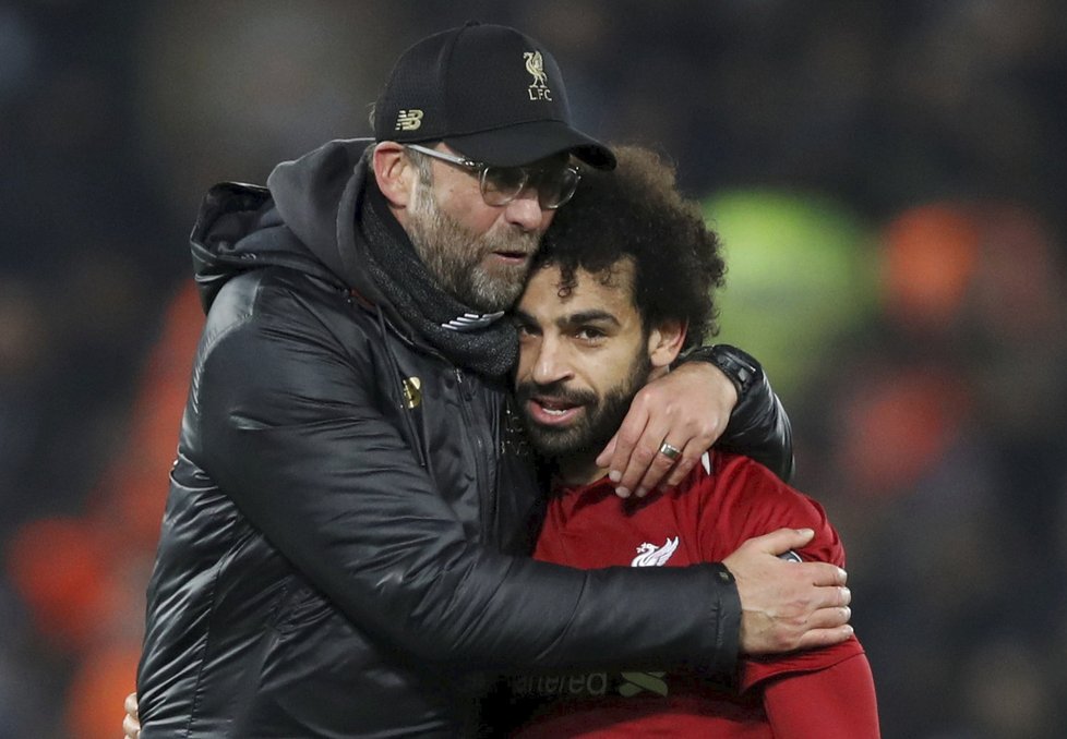 Trenér Liverpoolu Jürgen Klopp radostně objímá střelce jediného gólu Mohameda Salaha