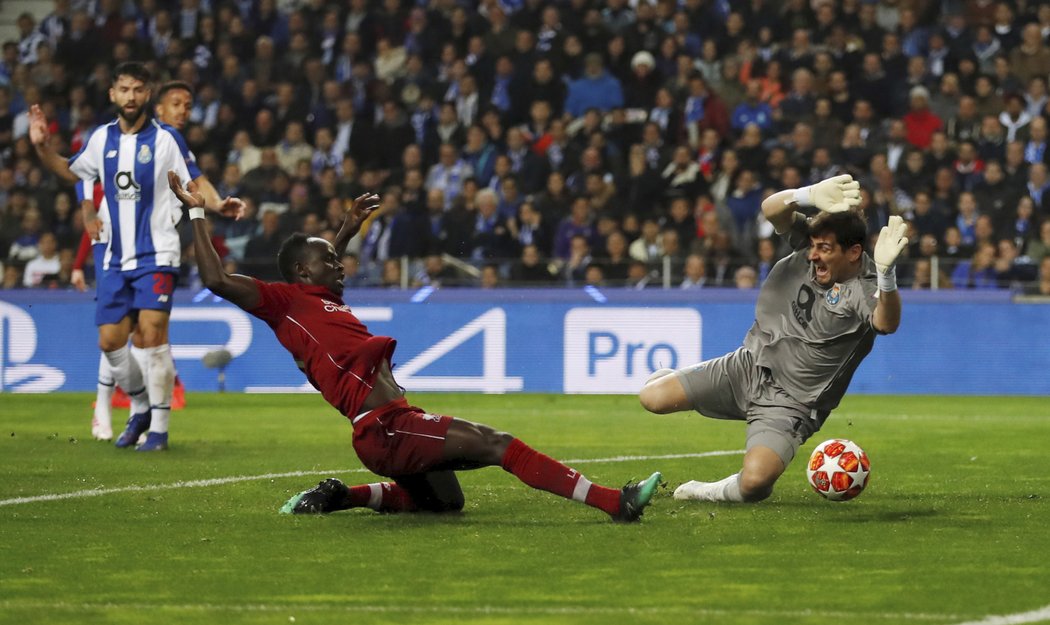 Sadio Mané překonal Ikera Casillase a poslal Liverpool na hřišti Porta do vedení