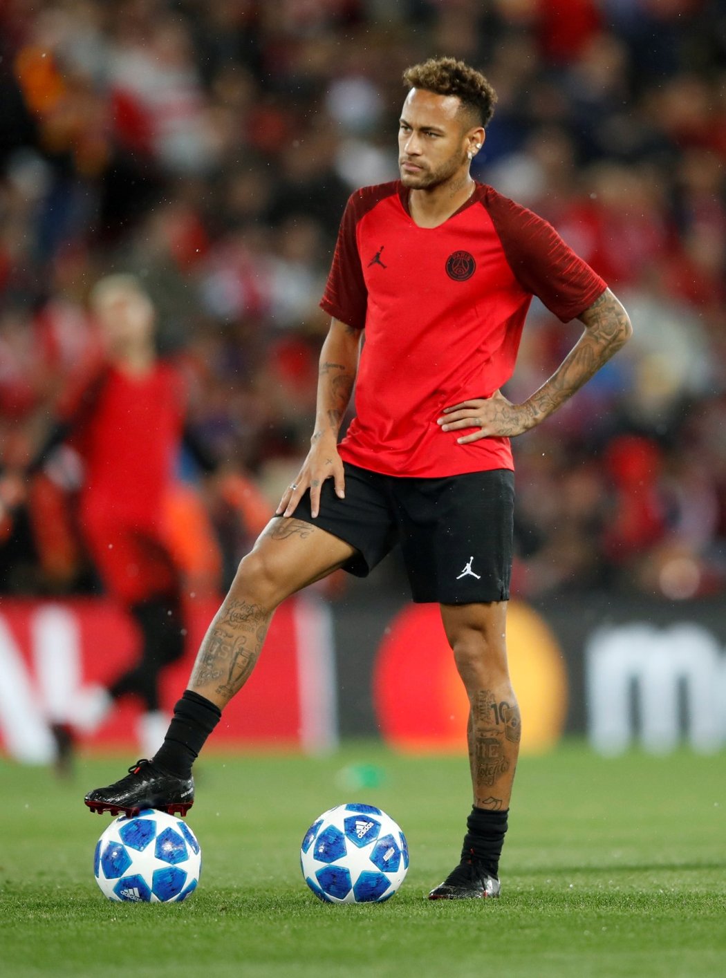 Hvězdný útočník PSG Neymar se rozcvičuje před šlágrem Ligy mistrů na hřišti Liverpoolu