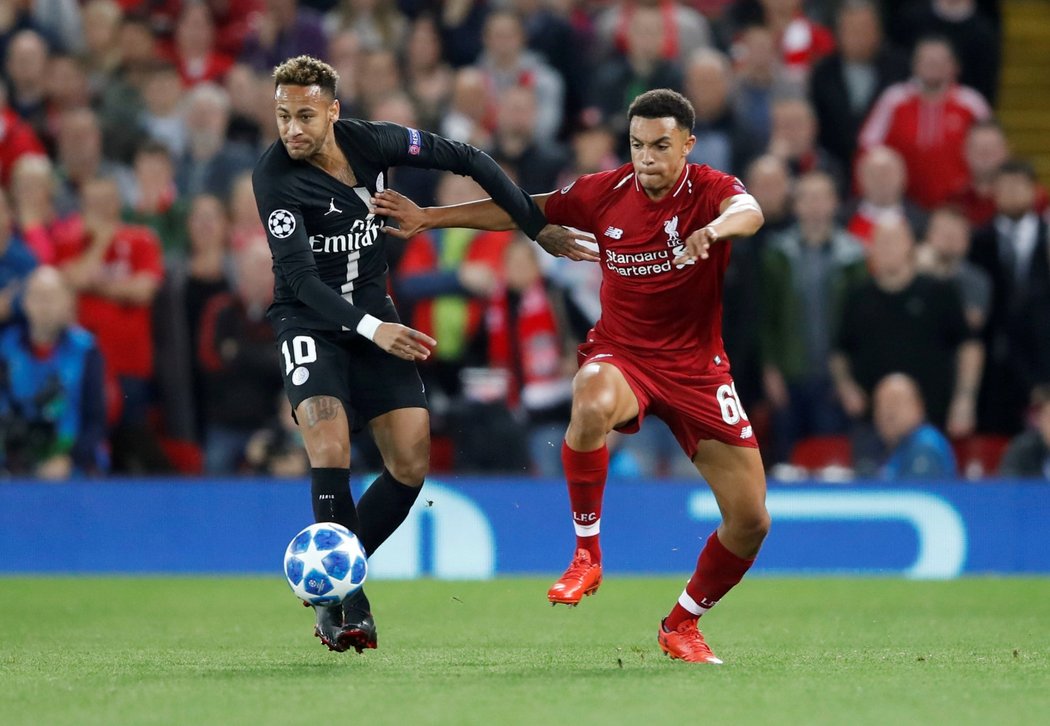 Neymar v souboji s obráncem Liverpoolu Trentem Alexander-Arnoldem