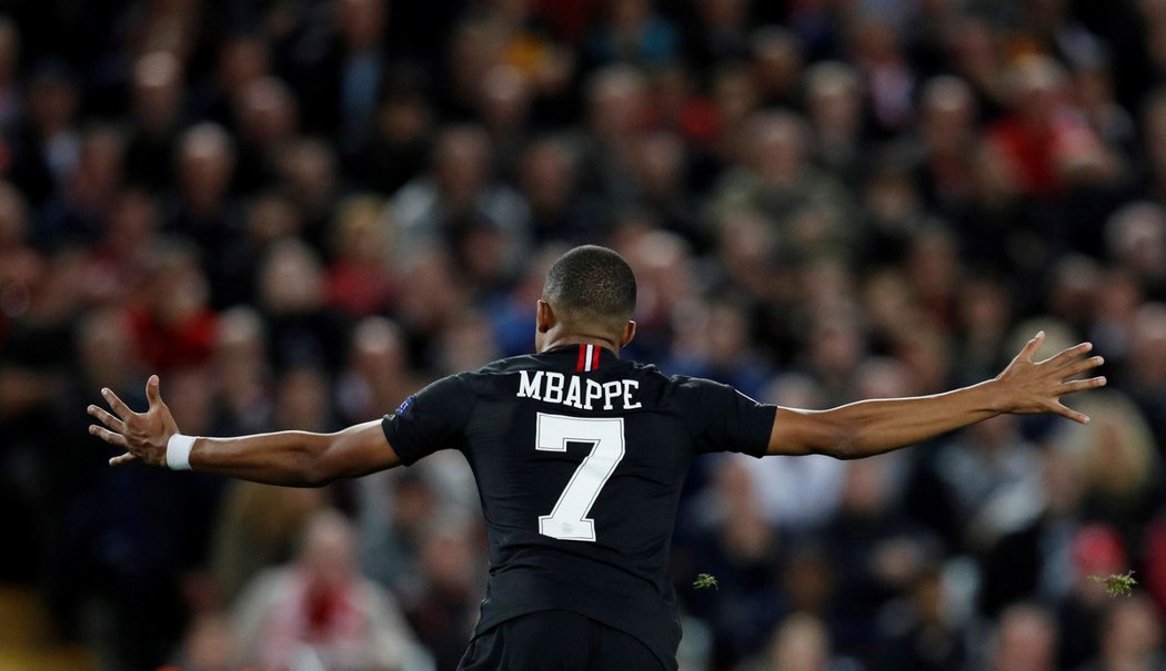 Kylian Mbappé oslavuje gól během zápasu s Liverpoolem