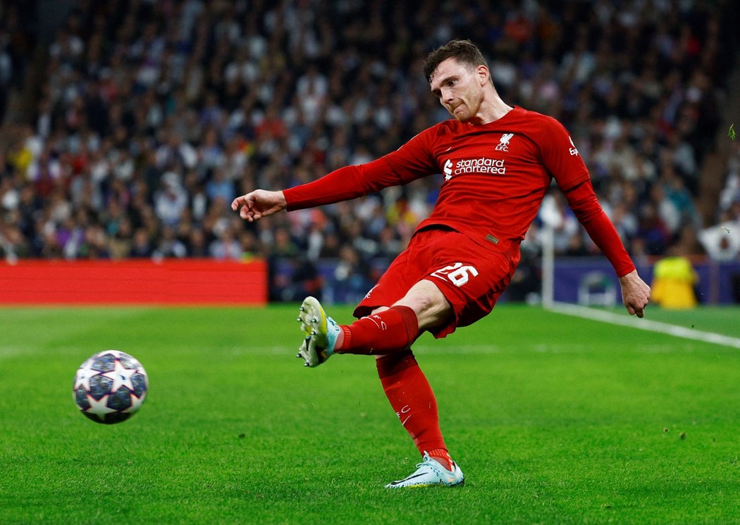 Andrew Robertson centruje míč do vápna