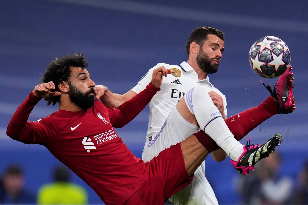 Muhammad Salah a Nacho se natahují po míči