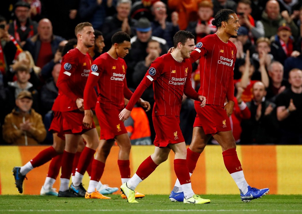 Fotbalisté Liverpoolu se radují ze vstřelené branky proti Salcburku