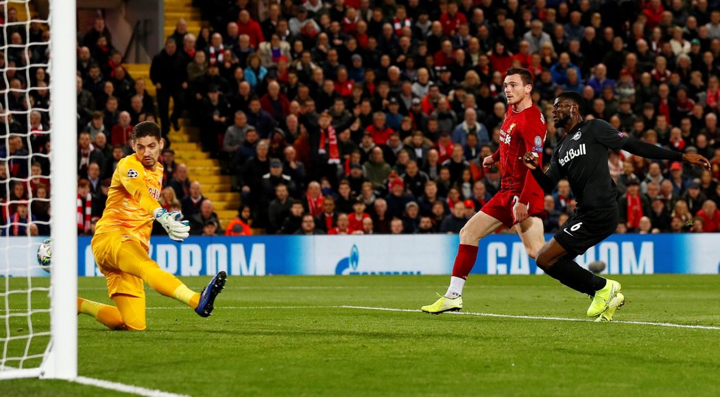 Andrew Robertson střílí druhou branku Liverpoolu proti Salcburku