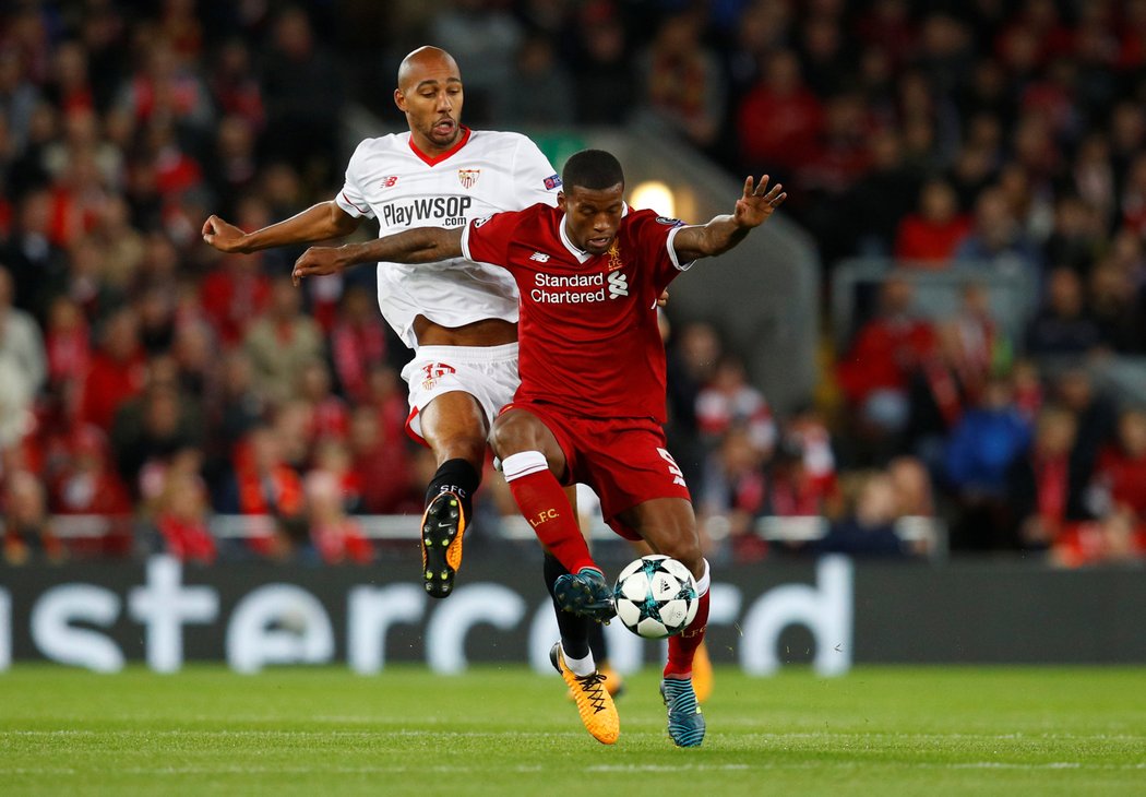 Liverpoolský záložník Wijnaldum pod náporem Stevena N&#39;Zonziho ze Sevilly