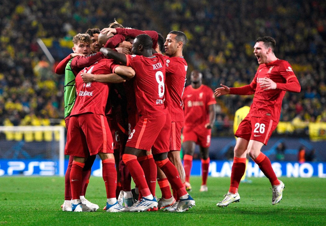 Fotbalisté Liverpoolu slaví gól proti Villarrealu