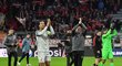 Strůjce postupu Virgil van Dijk se spoluhráči slaví vítězství nad Bayernem