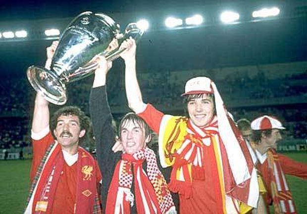 Slavící hráči Liverpoolu v roce 1977 Slavící hráči Liverpoolu v roce 1977