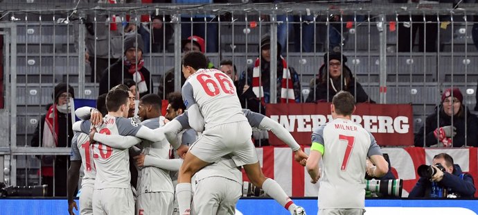 Fotbalisté Liverpoolu slaví gól proti Bayernu Mnichov