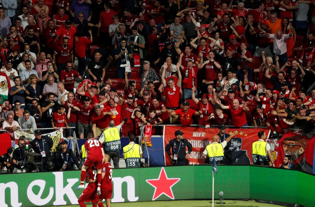 Hráči Liverpoolu slaví druhý gól společně s fanoušky