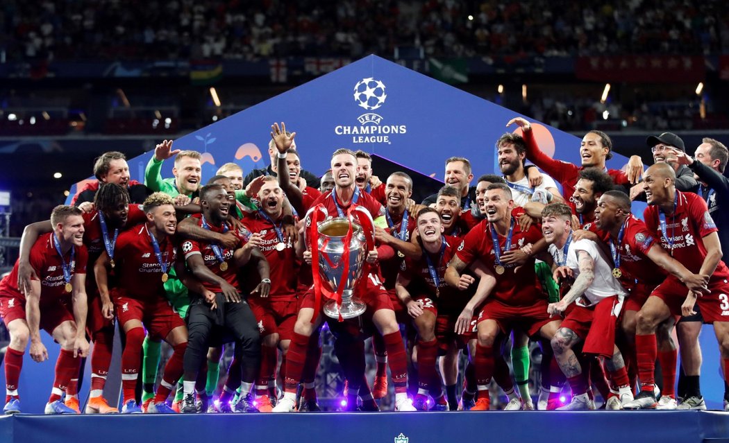 Trofej pro vítěze Ligy mistrů se po vítězství 2:0 nad Tottenhamem stěhuje do Liverpoolu