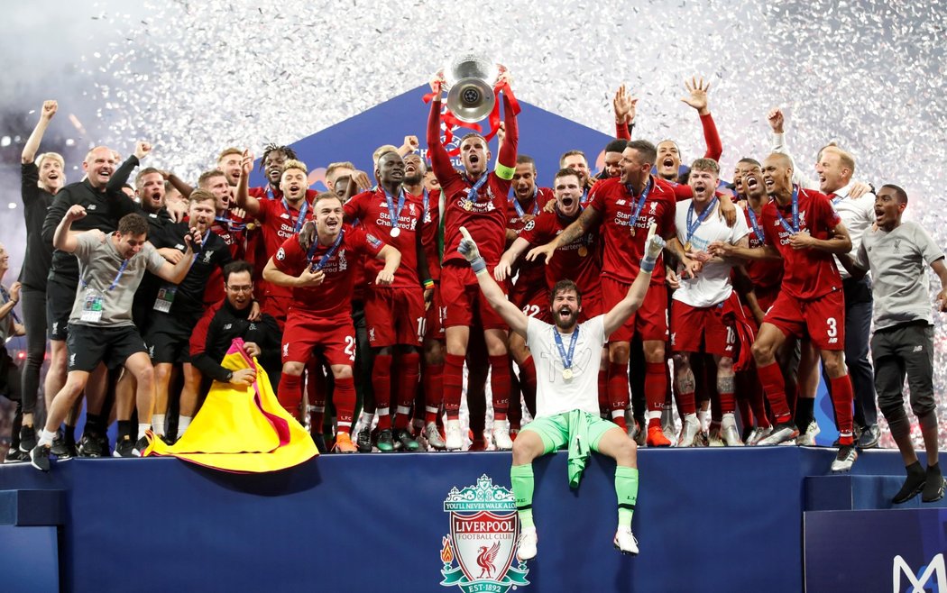 Hráči Liverpoolu po dlouhé době slaví první významnou trofej