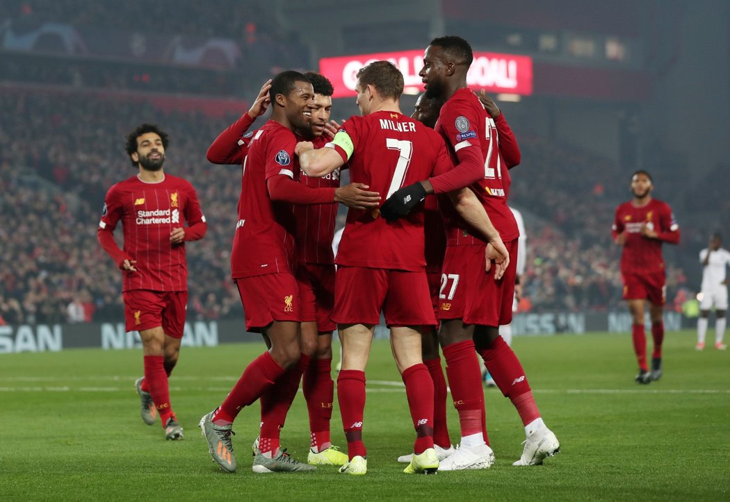 Fotbalisté Liverpoolu oslavují zásah do sítě Genku