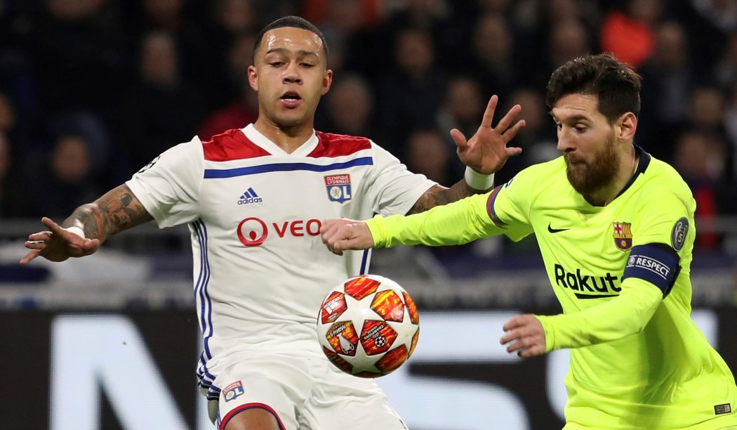 Barcelonský Lionel Messi obchází Memphise Depaye z Lyonu