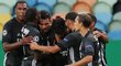 Fotbalisté Lyonu oslavují trefu Maxwela Corneta ve čtvrtfinále Ligy mistrů proti Manchesteru City