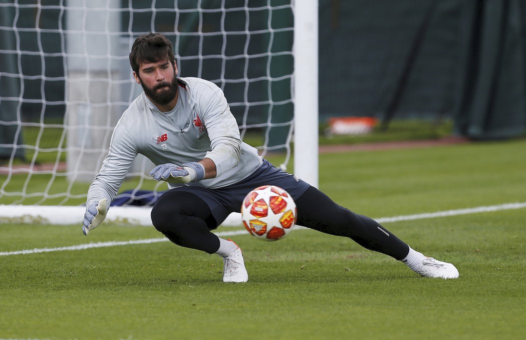 Alisson Becker chytá střelu při tréninku před finále Ligy mistrů