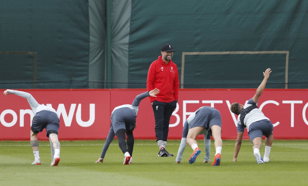 Jürgen Klopp dohlíží na své svěřence při tréninku