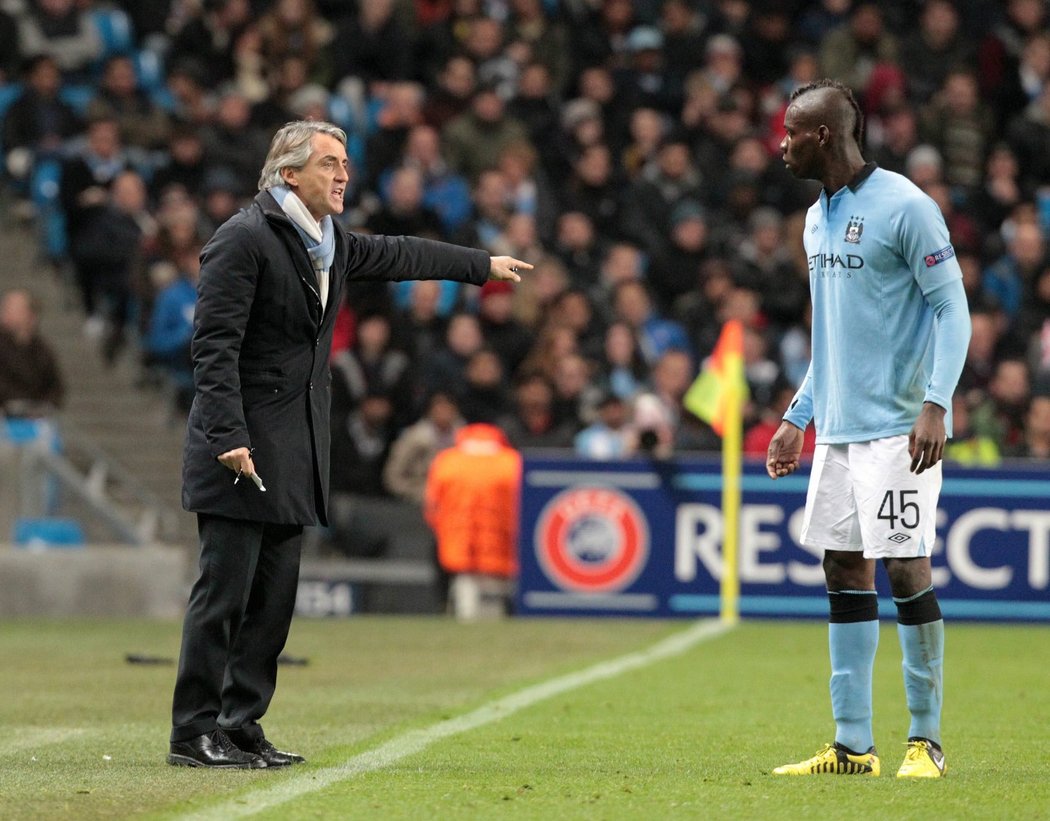 Italský manažer Manchesteru City Roberto Mancini se dostal opět do sporu se svým krajanem Mariem Balotellim. Na konci duelu se oba muži vztekali směrem k dánskému arbitrovi