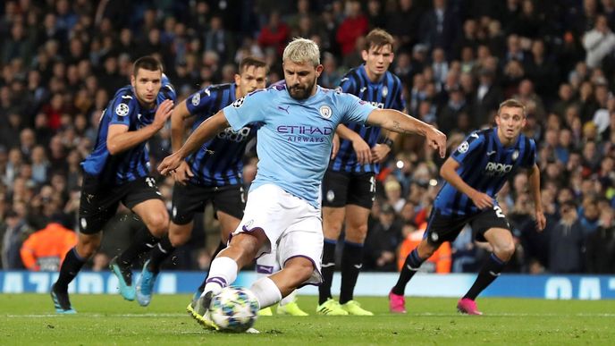 Sergio Agüero dává z penalty svůj druhý gól v zápase proti Atalantě.