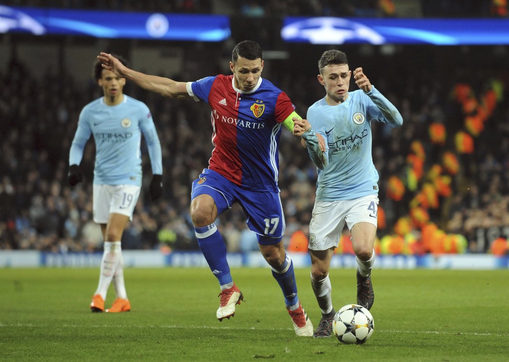 Český kapitán Basileje Marek Suchý brání Phila Fodena z Manchesteru City