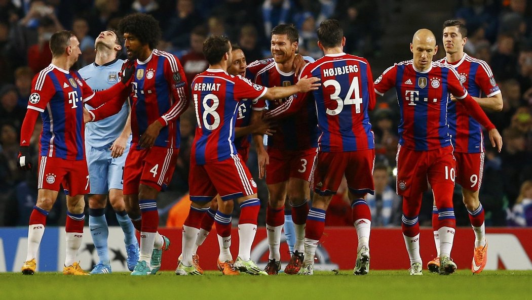 Fotbalisté Bayernu Mnichov se radují z gólu Xabiho Alonsa (čtvrtý zprava) do sítě Manchesteru City