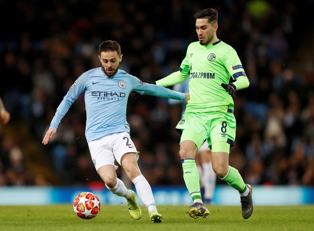 Záložník Manchesteru City Bernardo Silva v souboji s Suatem Serdarem