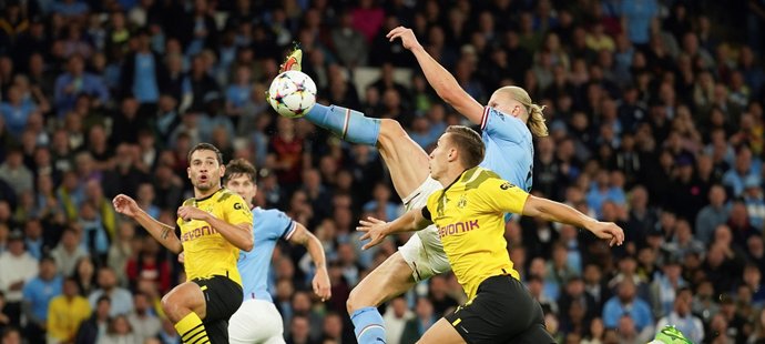 Akrobatické zakončení Erlinga Haalanda v utkání Citizens a Dortmundu skončilo v síti
