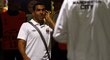 Carlos Tévez kráčí k týmovému autobusu po prohře na Bayernu