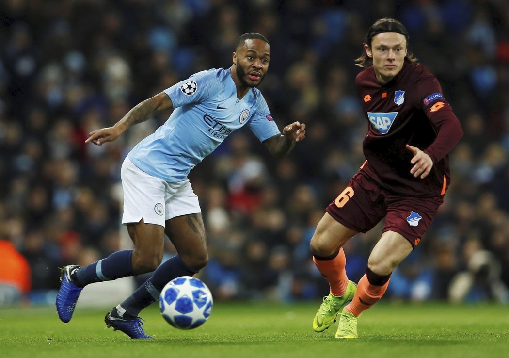 Hráč City Raheem Sterling (vlevo) v souboji s Nico Schulzem